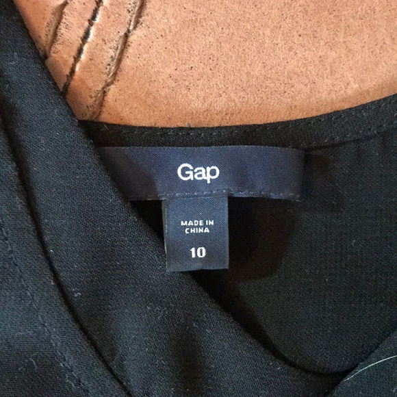 Lovely gap black tank with a fun neck tie - Picture 4 of 6